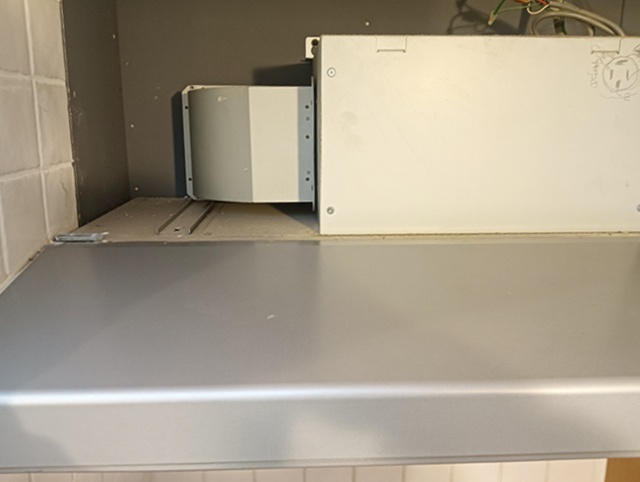 大垣市 レンジフード交換工事 施工中の様子