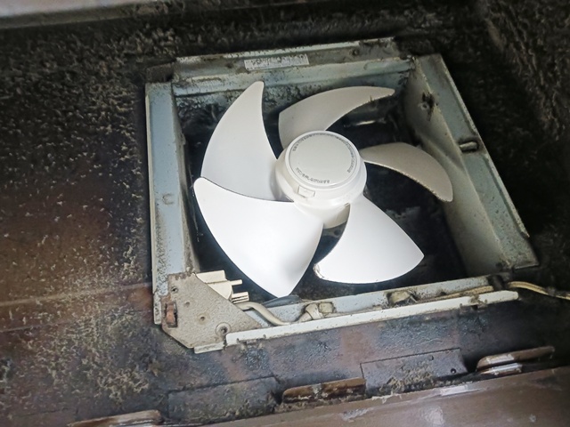 瑞穂市 レンジフード交換工事 施工中の様子